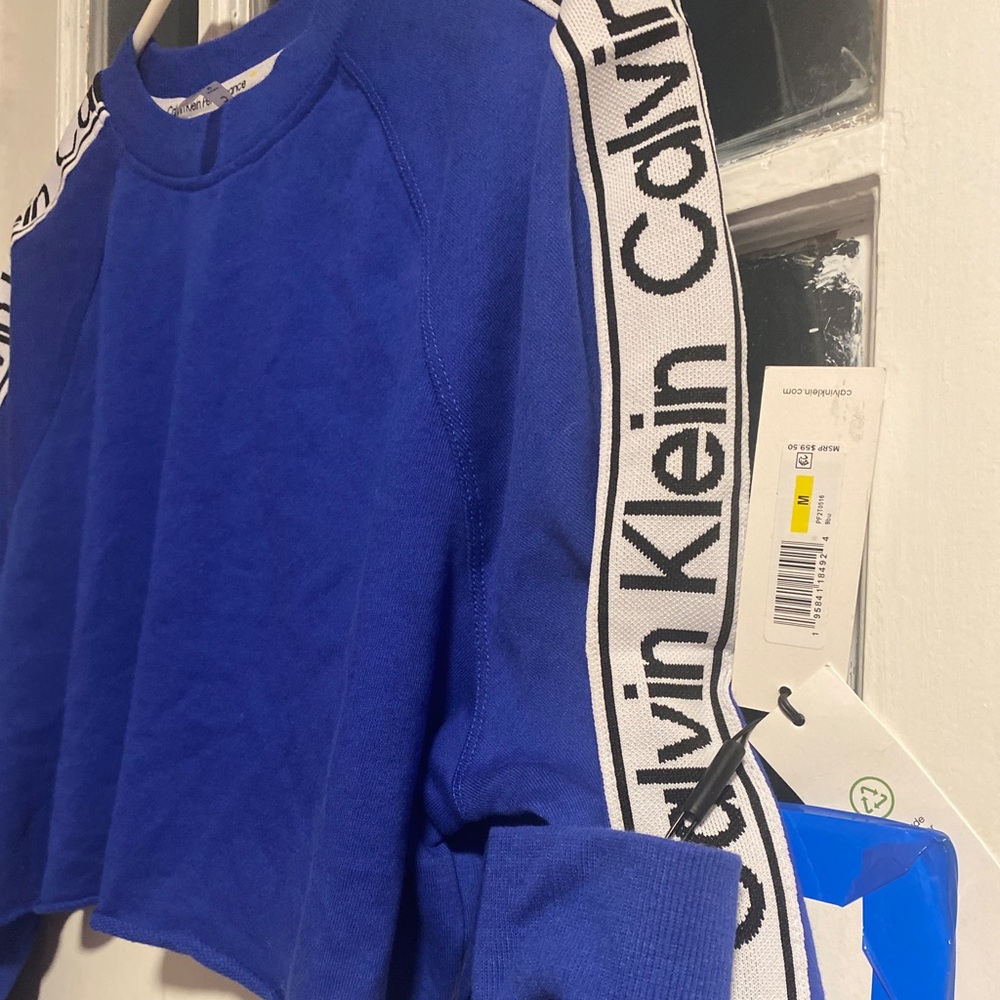 CALVIN KLEIN PERFORMANCE CROP STYLED, GYM/SPORTY/SCHOOL ATTIRE!